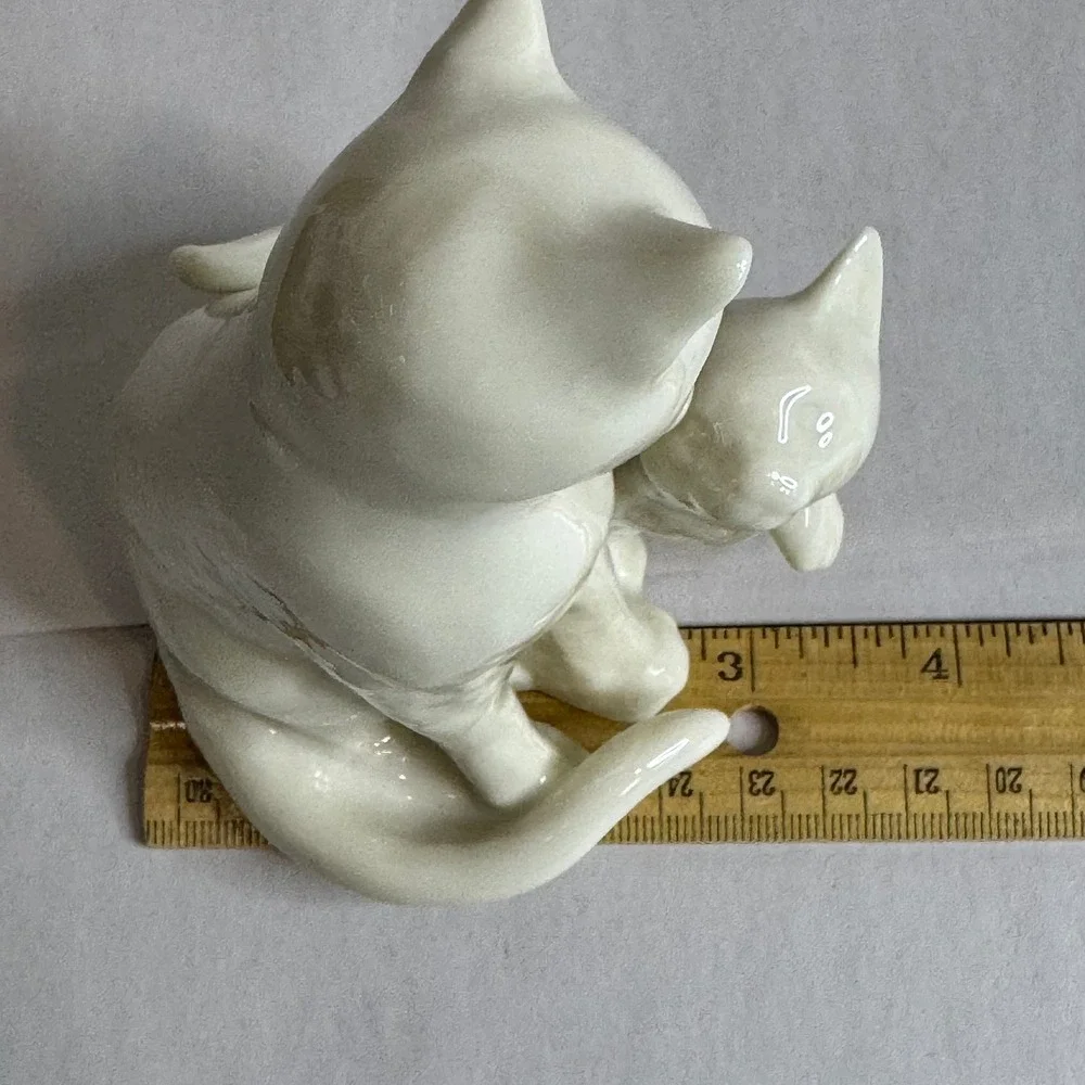 Vintage White Porcelain Cat and Kitten Figurine‎ Mother and Baby Statue 4.5 Inch - Picture 7 of 7